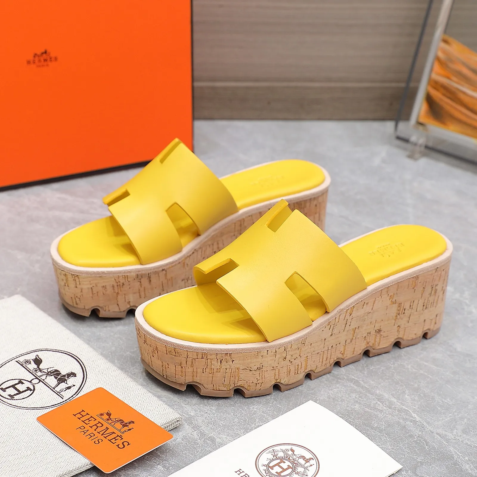 👟👟Ex-factory price 560👟👟 💥2024💥Hermès will continue the classic in 2022 Hermès Wood Grain Wedge H Slippers Hermès’ wedge sandals are the simplest, most durable and elegant I have ever seen! ! ! You can hold any style, the height of the 6cm wedge heel is easy to control, and the colors are all matching. The upper and the feet have her unique style, be sure to buy this one, it is truly classic, easy to wear and look good! Fabric: Imported cowhide, sheepskin lining, sheepskin feet, Italian original leather outsole welt, log water pine wrapped water table, rubber non-slip original outsole Color: 11 colors Code number: 35-40 Full set of original packaging
